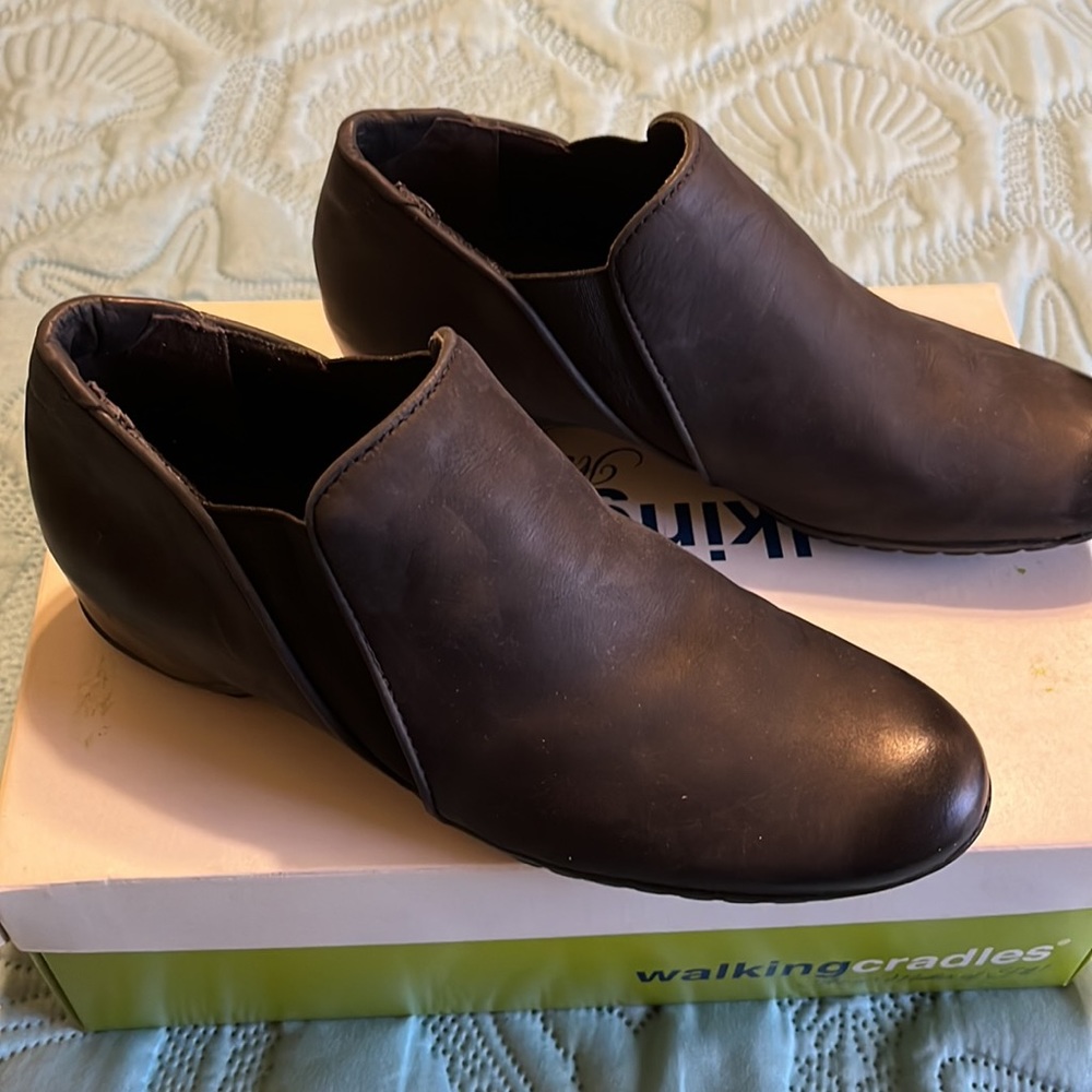 (#130) NWT ladies black shoes by Walking Cradles. Size 6 1/2 narrow